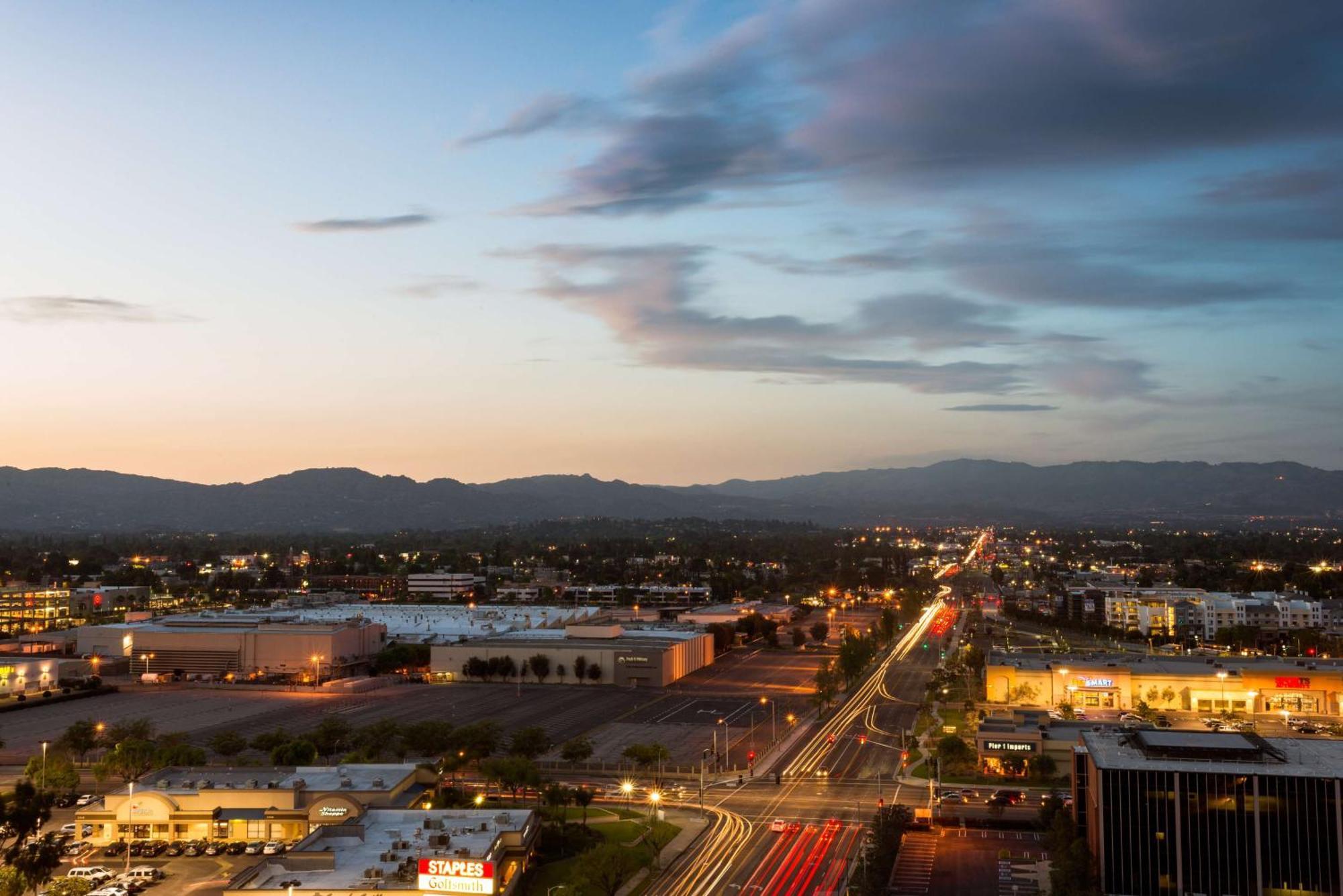 Hilton Woodland Hills/ Los Angeles Exterior foto
